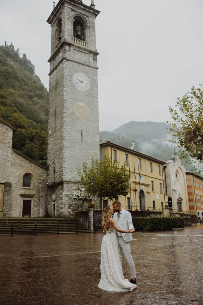 brudepar danser i gatene i varenna