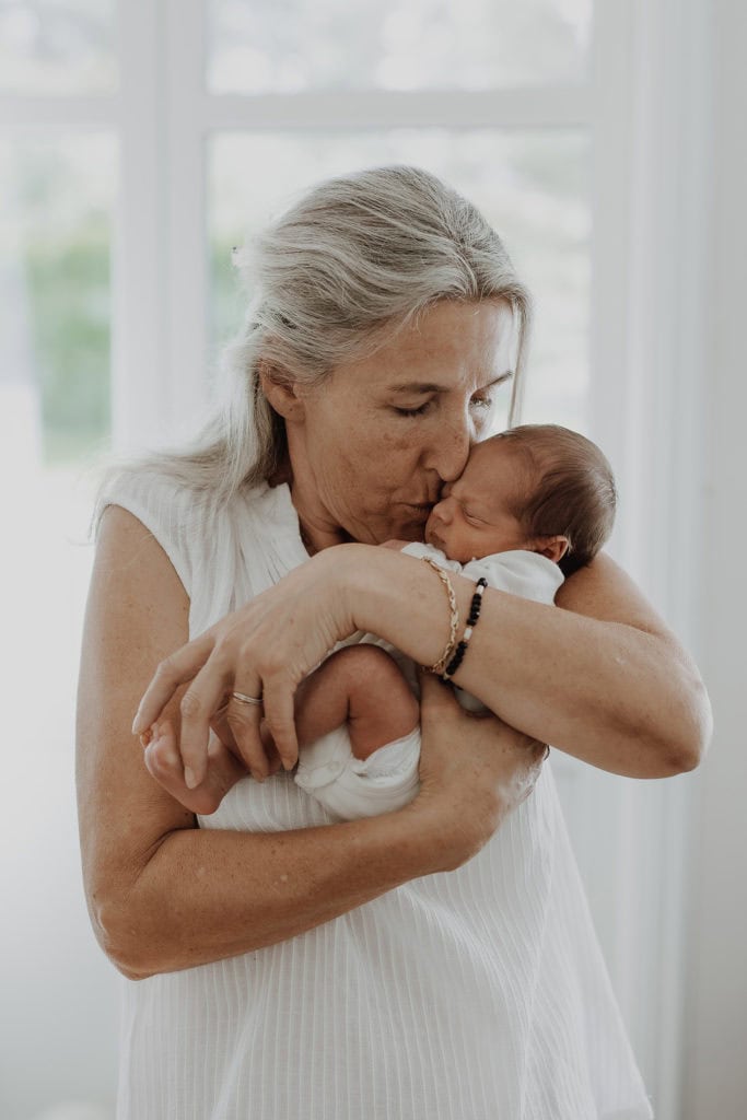 nyfødt med bestemor